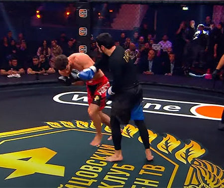 Болельщики в ужасе от «больного» боя MMA: три модели Instagram и OnlyFans жестоко избиты двумя мужчинами за секунды