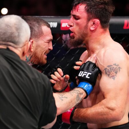 Звезда UFC неподвижно лежит на канвасе после ужасного нокаута