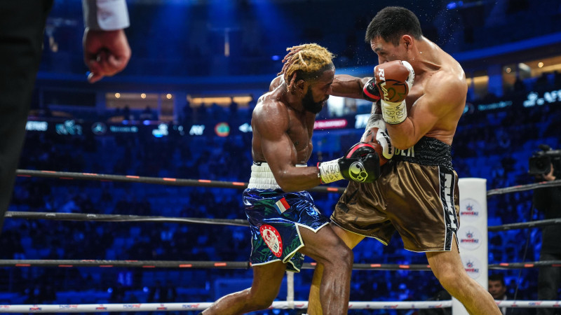 Preview Звезда MMA “целует” и “имитирует” соперника в странном праздновании… прежде чем быть нокаутированным побежденным бойцом