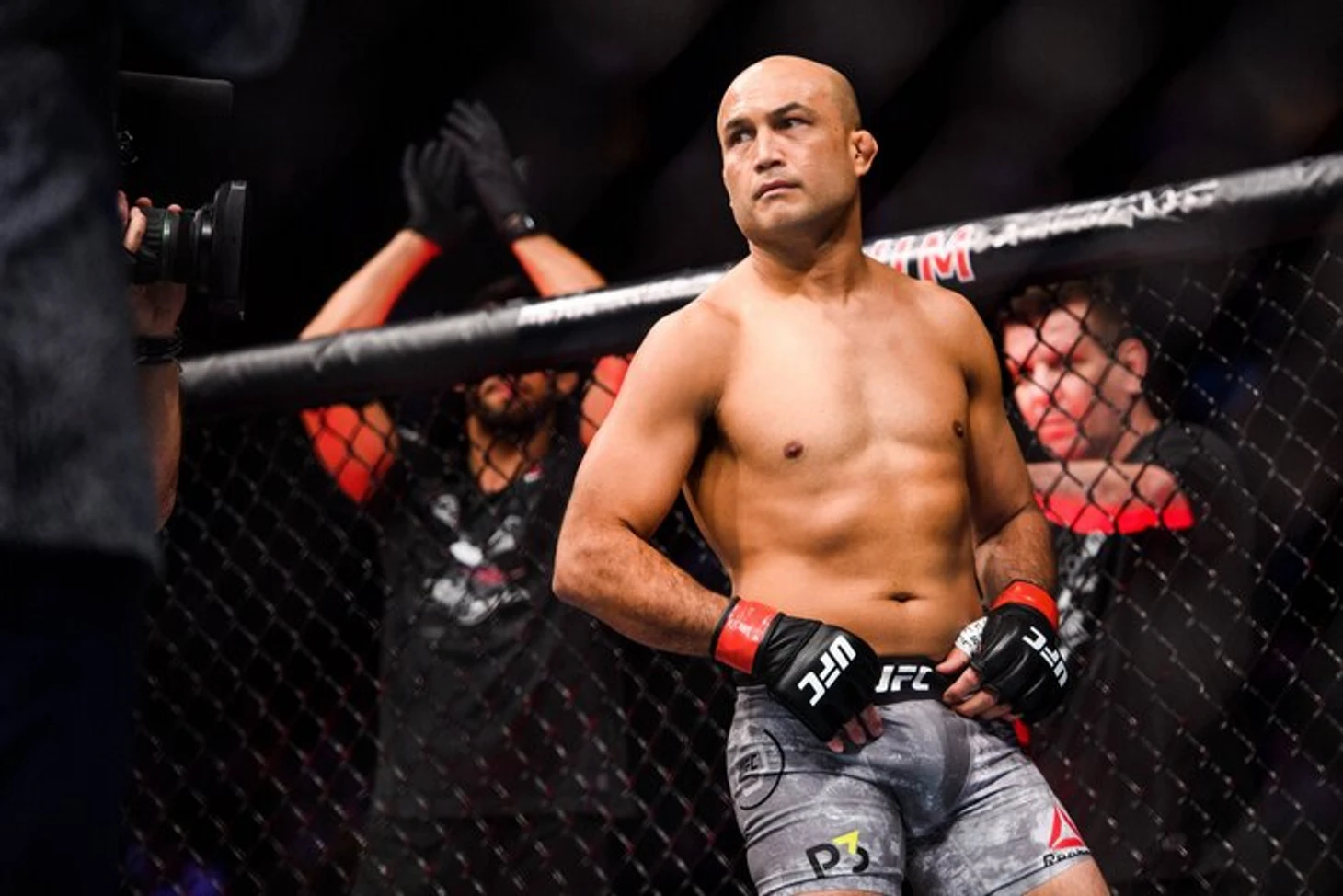 Preview Бывший чемпион UFC Би Джей Пенн утверждает, что его семью «убили и заменили самозванцы», что вызвало беспокойство у фанатов