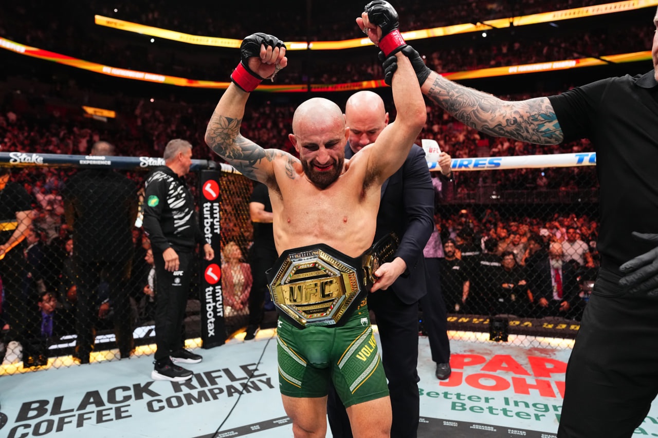 Preview Шокирующий поступок фаната UFC и его девушки в прямом эфире ошеломил Александра Волкановски