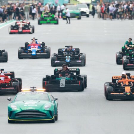 Lego построили полноразмерные болиды F1 для парада пилотов Гран-при Майами